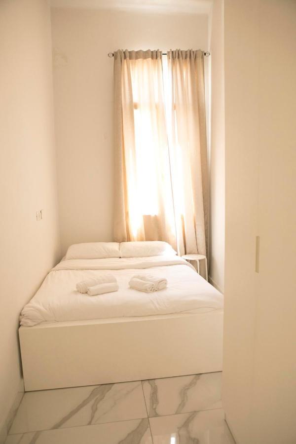 Bauhaus Stylish Apartments - By Bookiz Tel Aviv Buitenkant foto