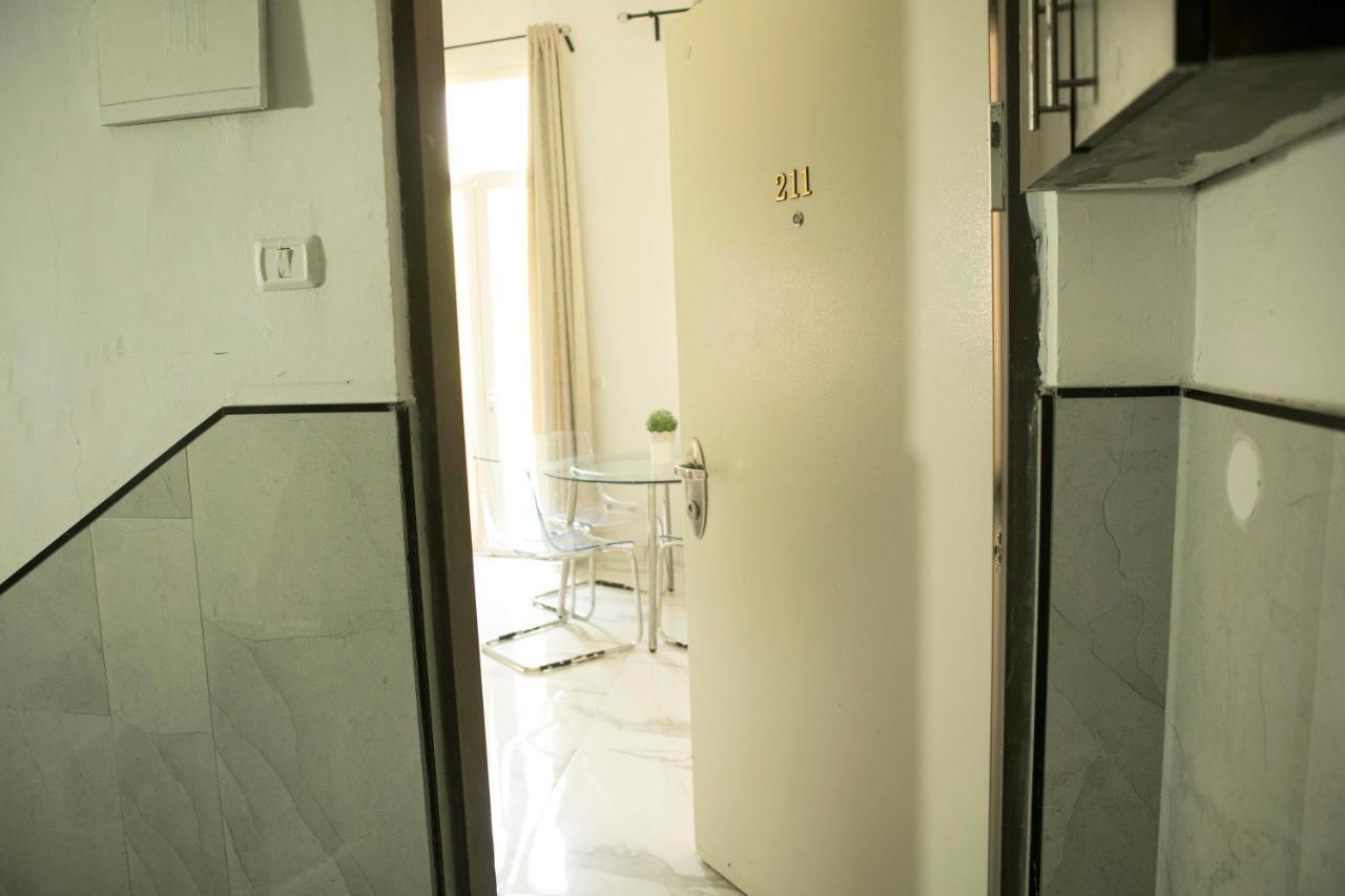 Bauhaus Stylish Apartments - By Bookiz Tel Aviv Buitenkant foto